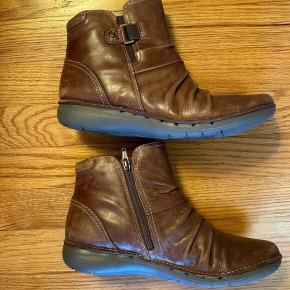 ✨ Clark’s brown leather slip on bootie, side zipper sz 8. - Picture 4 of 15